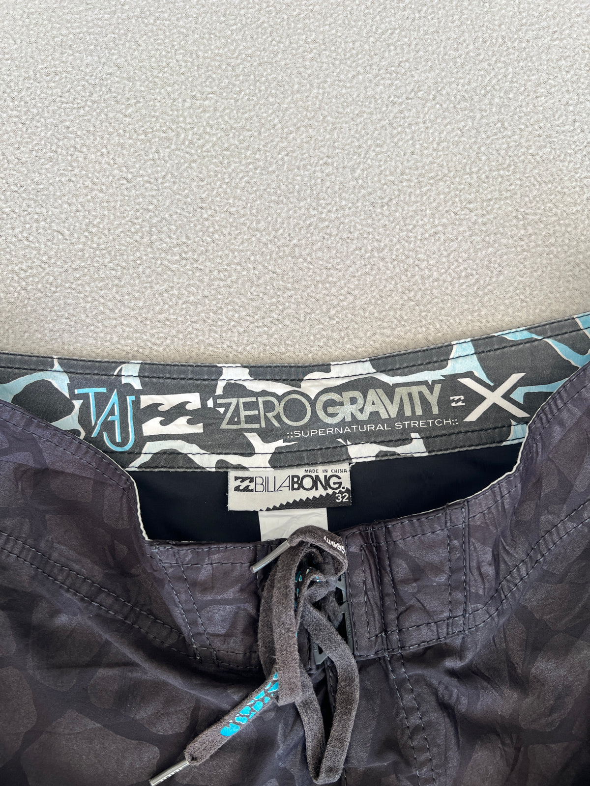 Vintage Billabong Taj Burrows Signature Boardies - Size 32"
