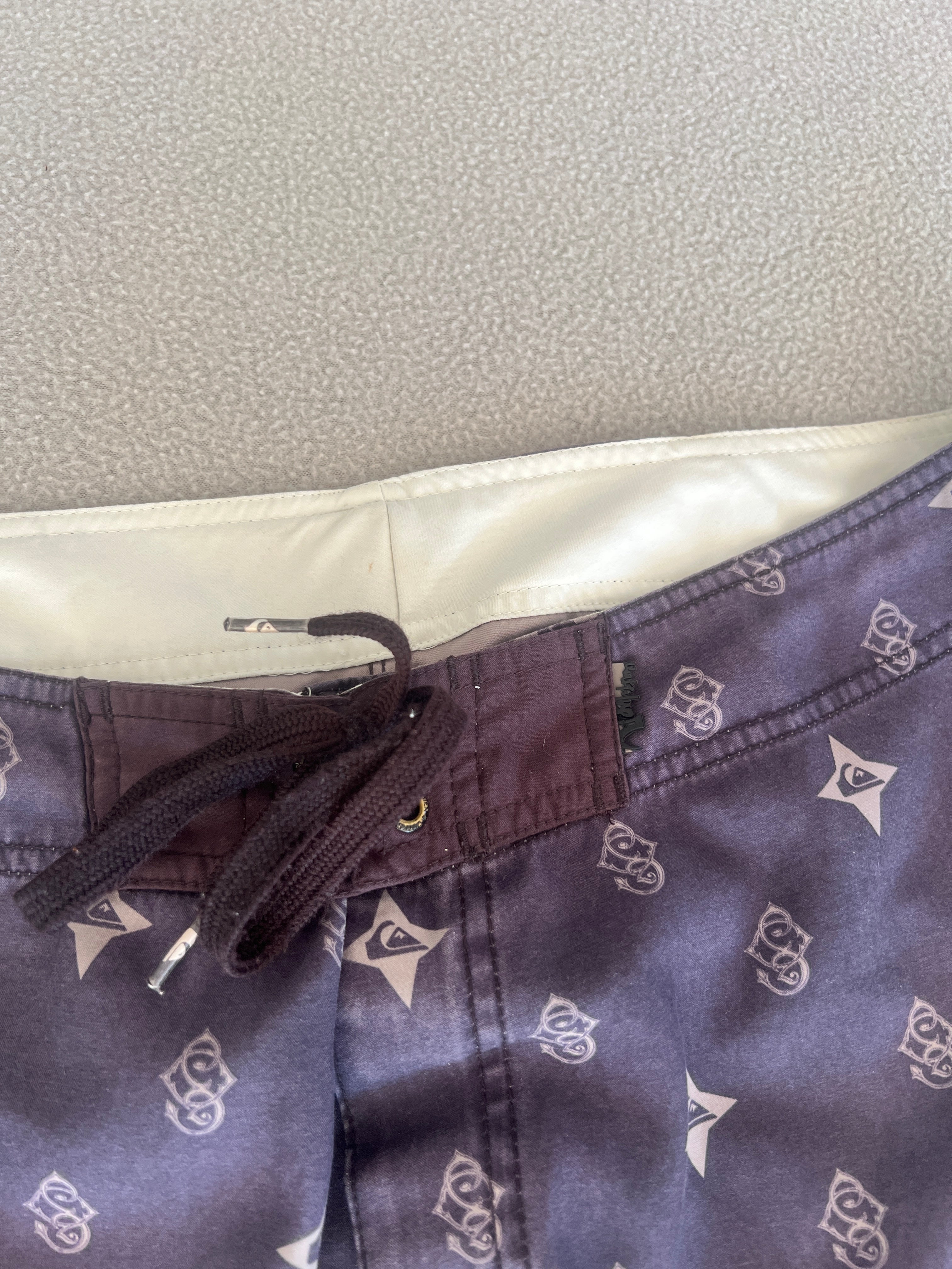 Vintage Quiksilver Y2K Boardies - Size 34"