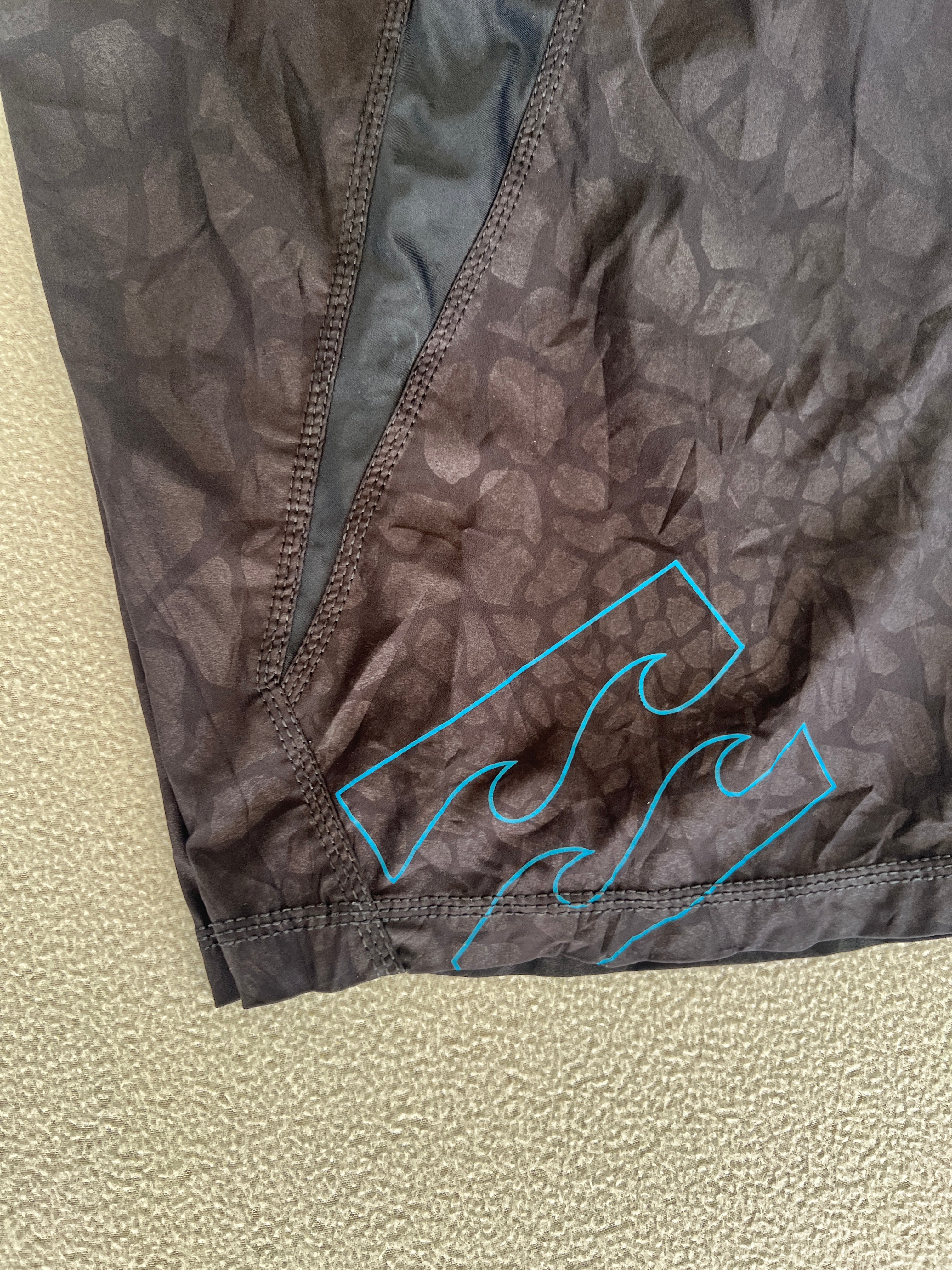 Vintage Billabong Taj Burrows Signature Boardies - Size 32"